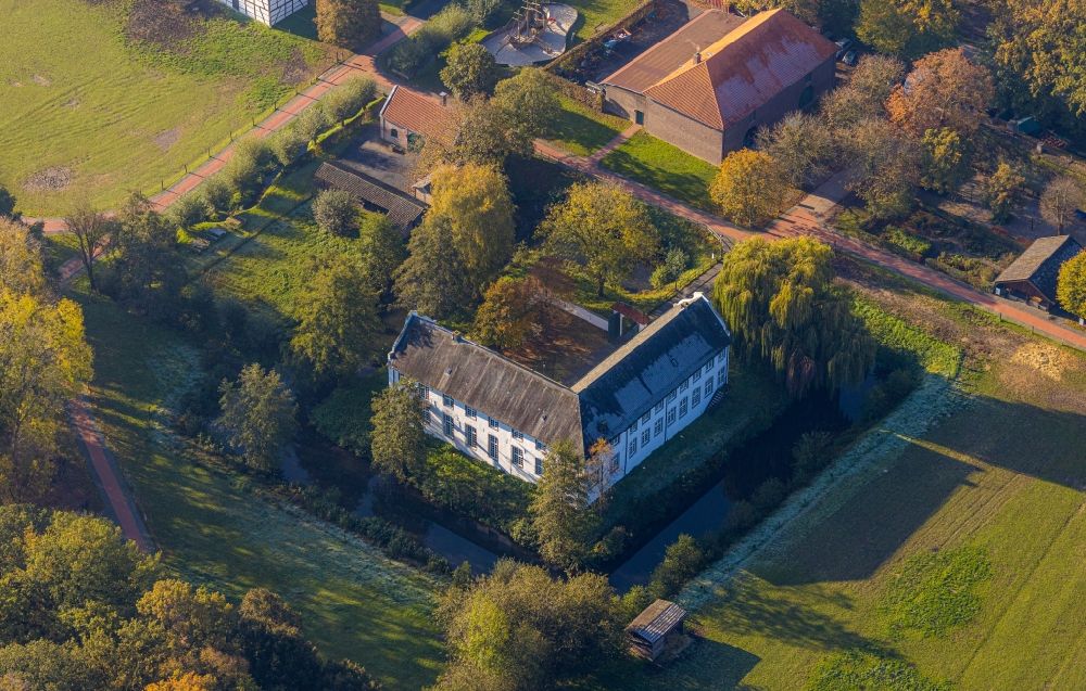 Aerial photograph Grefrath - Building and castle park systems of water castle Wasserburg Burg Dorenburg in Grefrath in the state North Rhine-Westphalia, Germany