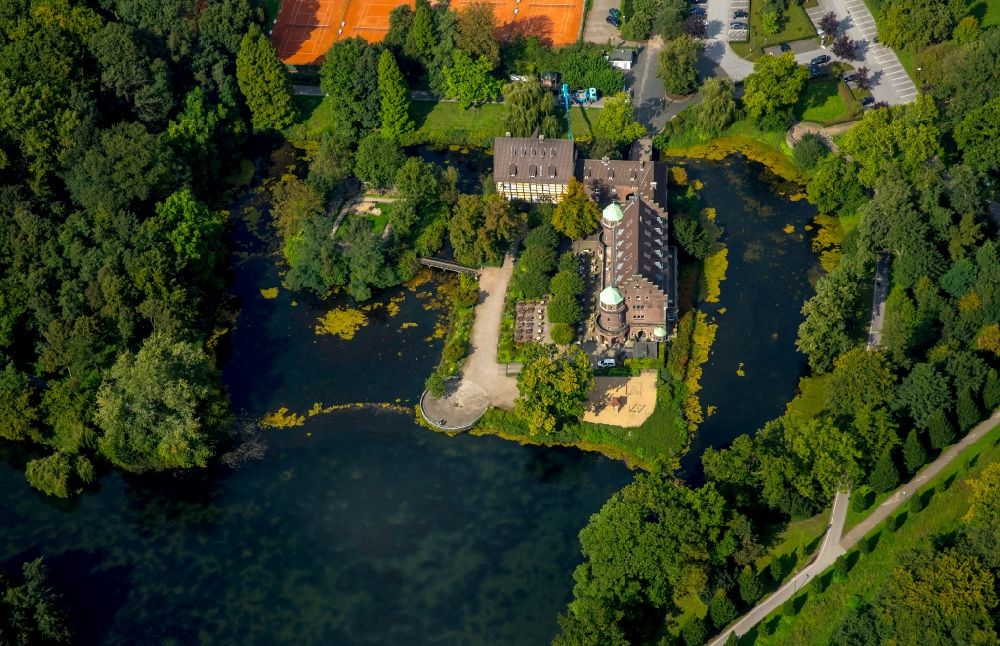 Gladbeck from the bird's eye view: Building and castle park systems of water castle Wittringen in Gladbeck in the state North Rhine-Westphalia