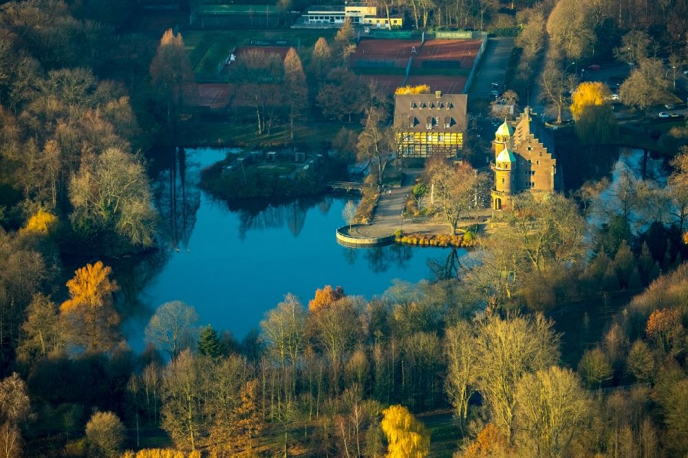 Aerial photograph Gladbeck - Building and castle park systems of water castle Wittringen in Gladbeck in the state North Rhine-Westphalia