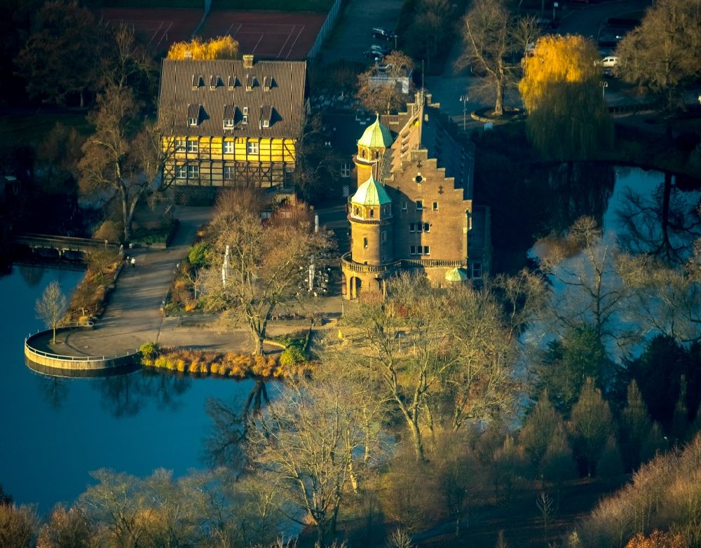 Aerial photograph Gladbeck - Building and castle park systems of water castle Wittringen in Gladbeck in the state North Rhine-Westphalia