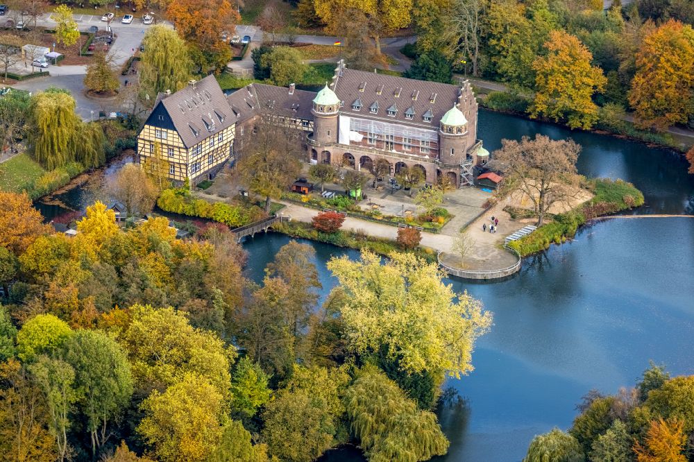 Gladbeck from the bird's eye view: Building and castle park systems of water castle Wittringen in Gladbeck in the state North Rhine-Westphalia