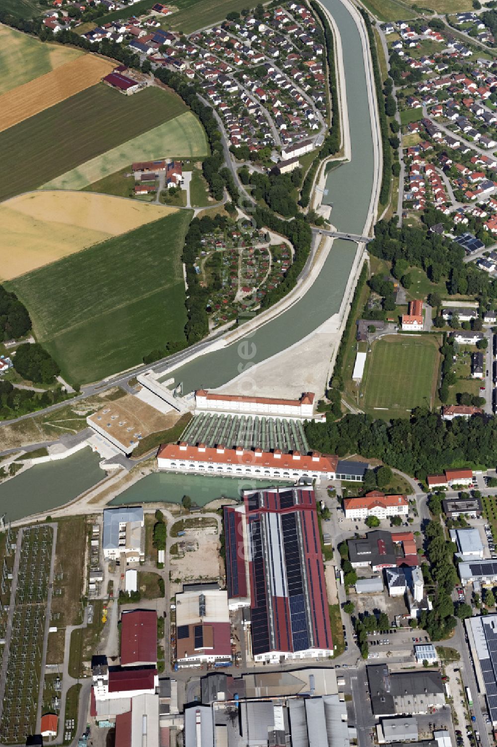 Aerial photograph Töging am Inn - Building and dams of the waterworks and hydroelectric power plant in Toeging am Innkanal in the state of Bavaria, Germany