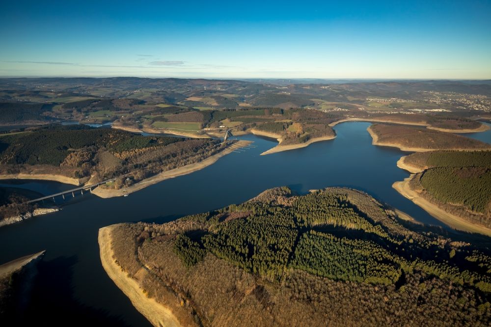 Aerial photograph Attendorn - Low water level and lack of water caused the shoreline areas to be exposed of Biggetalsperre in Attendorn in the state North Rhine-Westphalia, Germany
