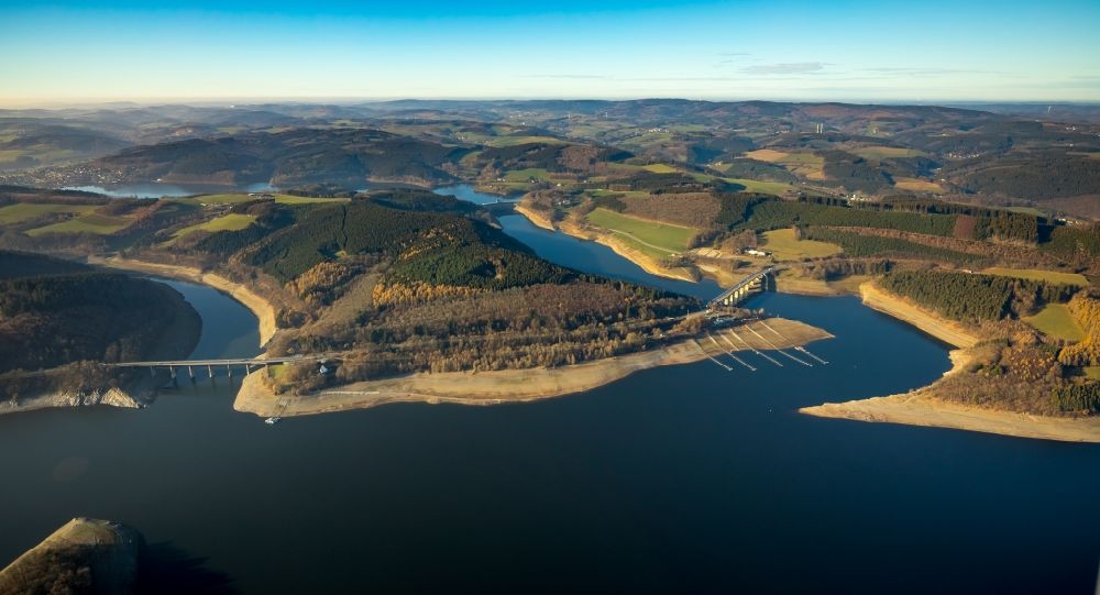 Attendorn from above - Low water level and lack of water caused the shoreline areas to be exposed of Biggetalsperre in Attendorn in the state North Rhine-Westphalia, Germany