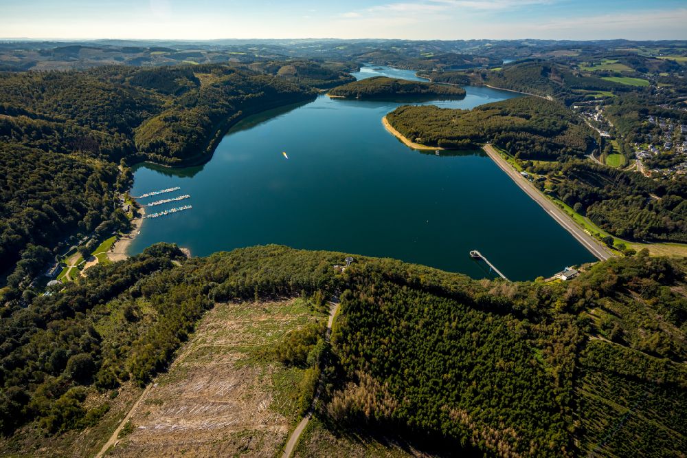 Attendorn from above - Low water level and lack of water caused the shoreline areas to be exposed of Biggetalsperre in Attendorn in the state North Rhine-Westphalia, Germany
