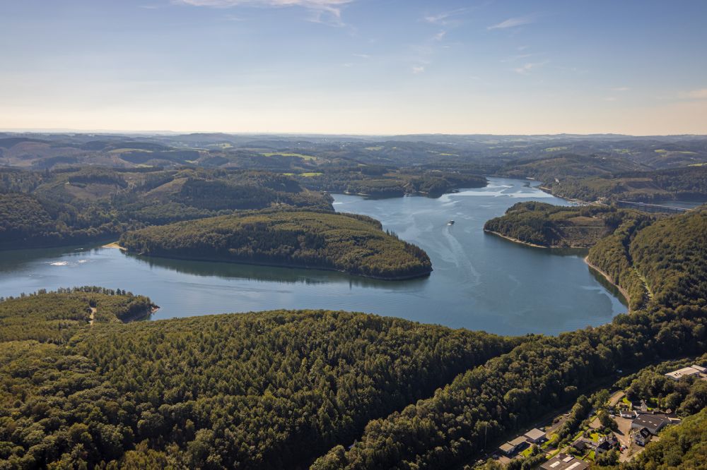 Attendorn from the bird's eye view: Low water level and lack of water caused the shoreline areas to be exposed of Biggetalsperre in Attendorn in the state North Rhine-Westphalia, Germany