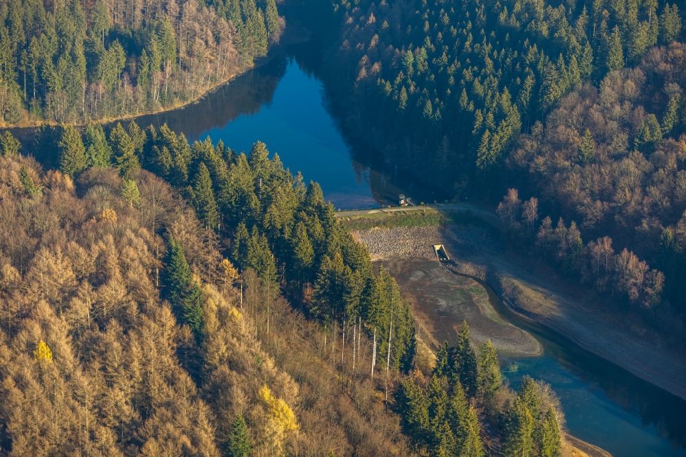 Aerial image Meinerzhagen - Low water level and lack of water caused the shoreline areas to be exposed of Genkeltalsperre in Meinerzhagen in the state North Rhine-Westphalia, Germany