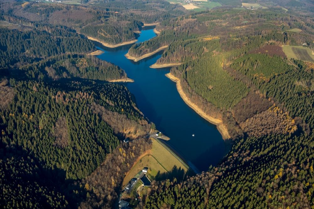 Meinerzhagen from the bird's eye view: Low water level and lack of water caused the shoreline areas to be exposed of Genkeltalsperre in Meinerzhagen in the state North Rhine-Westphalia, Germany