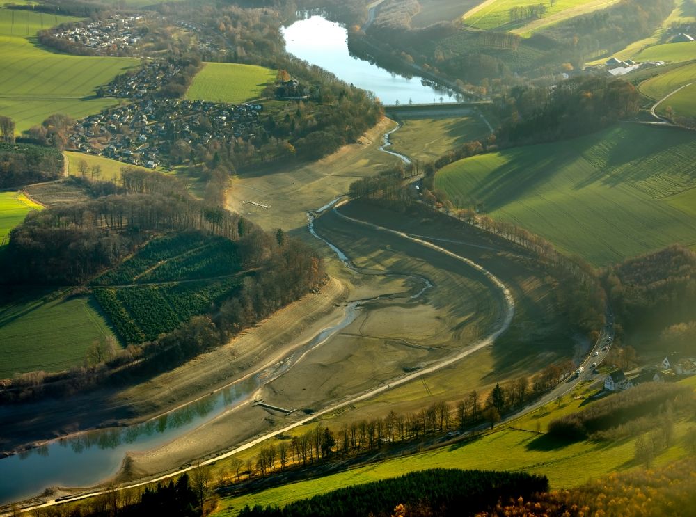 Meschede from the bird's eye view: Low water level and lack of water caused the shoreline areas to be exposed of Hennesee in the district Enkhausen in Meschede in the state North Rhine-Westphalia, Germany