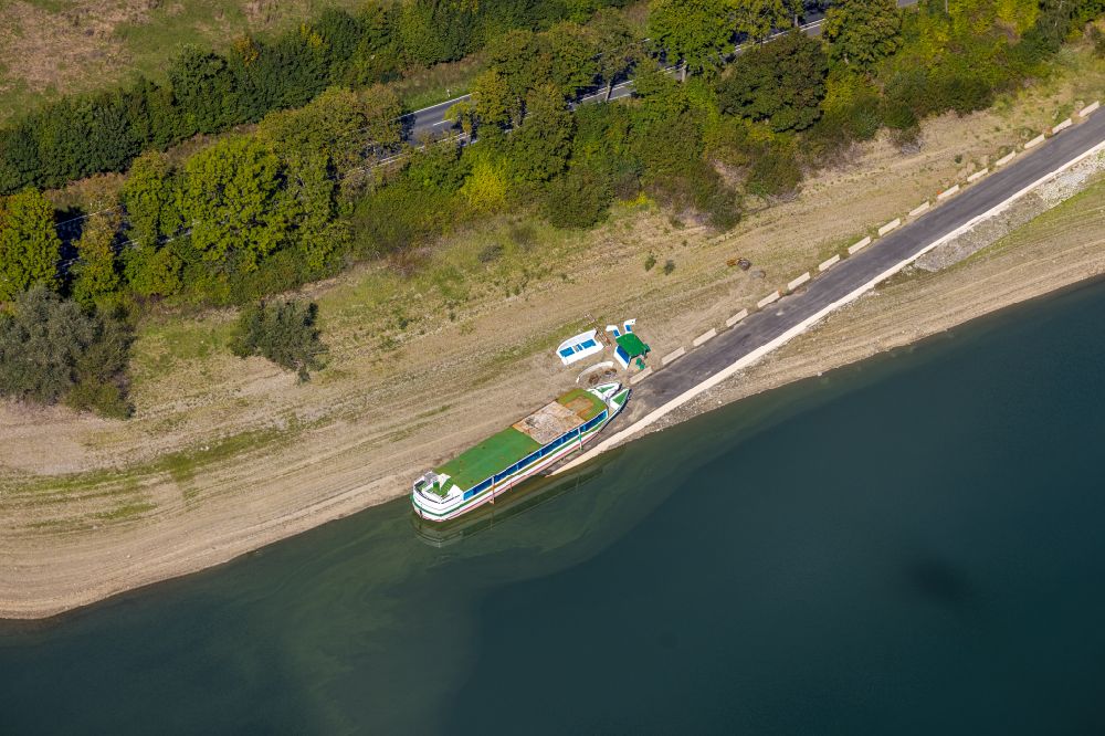 Aerial image Meschede - Low water level and lack of water caused the shoreline areas to be exposed of Hennesee in the district Enkhausen in Meschede in the state North Rhine-Westphalia, Germany
