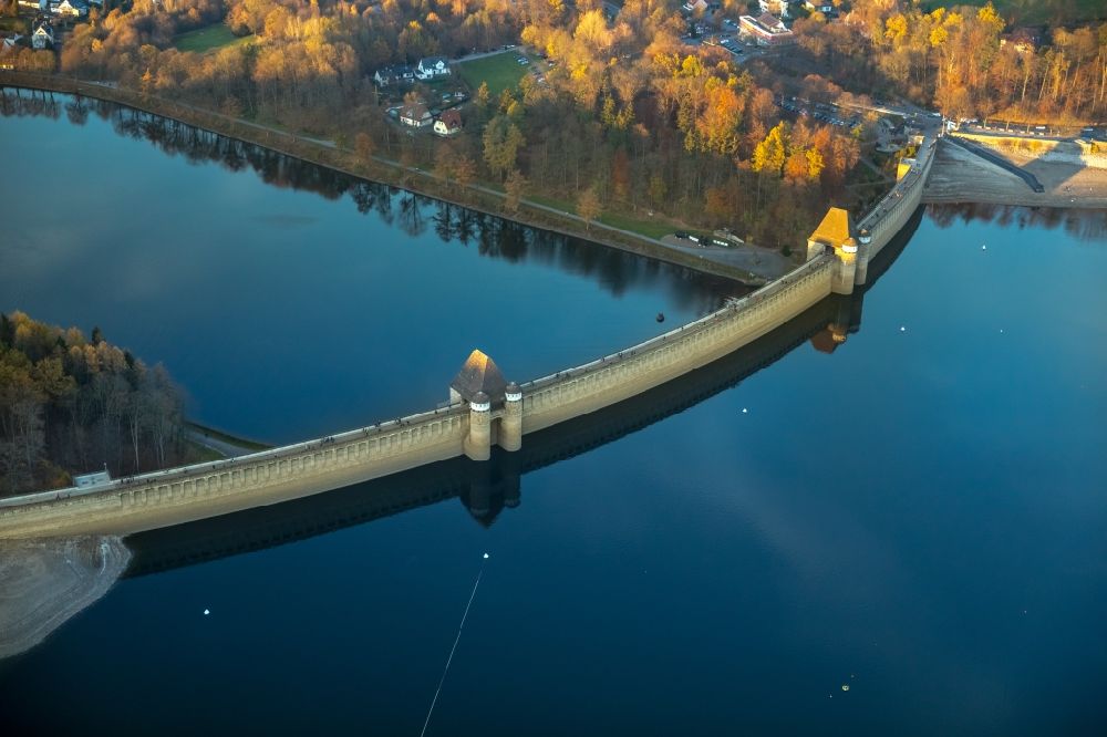 Aerial photograph Möhnesee - Low water level and lack of water caused the shoreline areas to be exposed of Stausees on Moehnetalsperre in Moehnesee in the state North Rhine-Westphalia, Germany