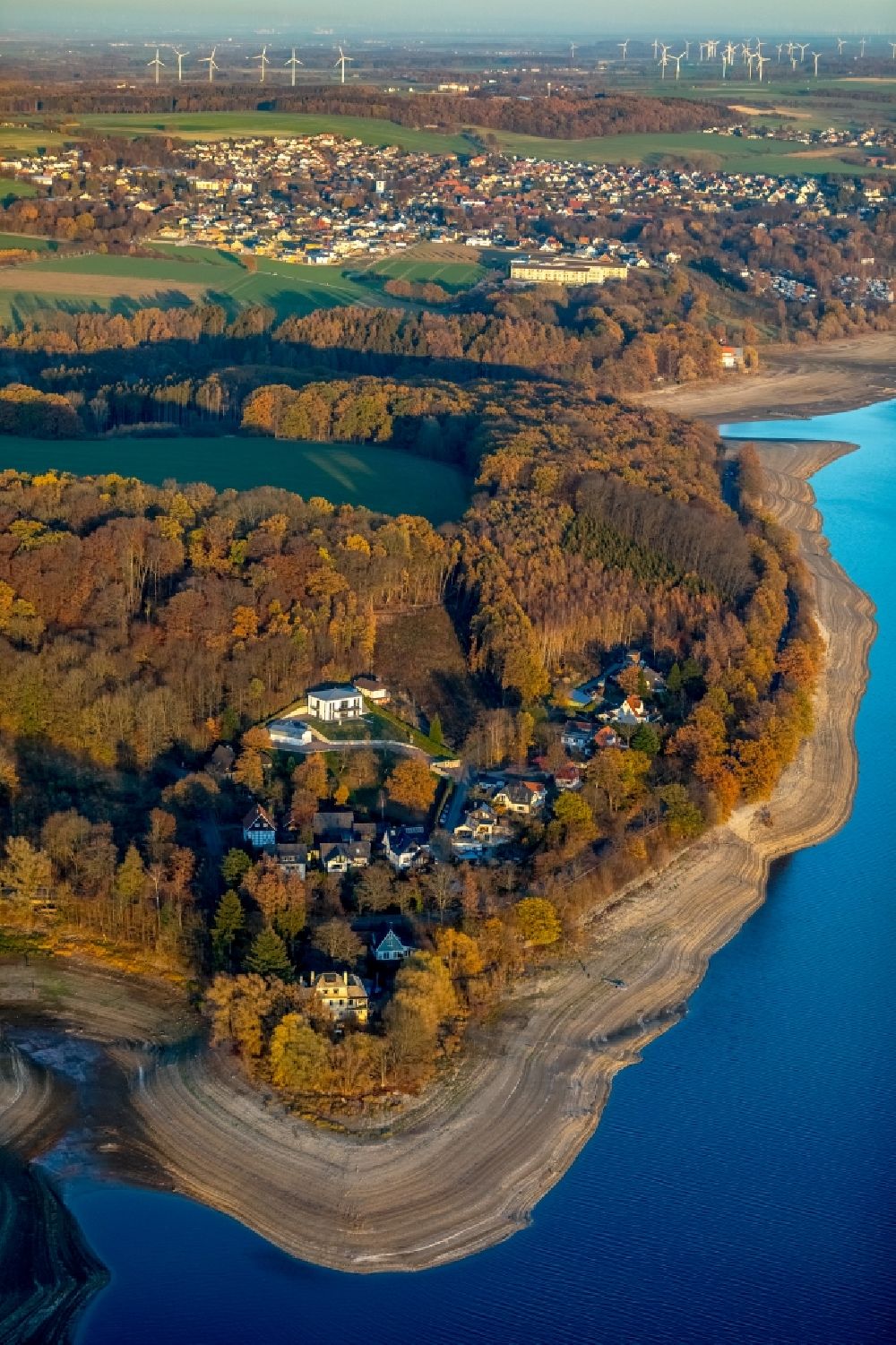 Möhnesee from the bird's eye view: Low water level and lack of water caused the shoreline areas to be exposed of Stausees on Moehnetalsperre in Moehnesee in the state North Rhine-Westphalia, Germany