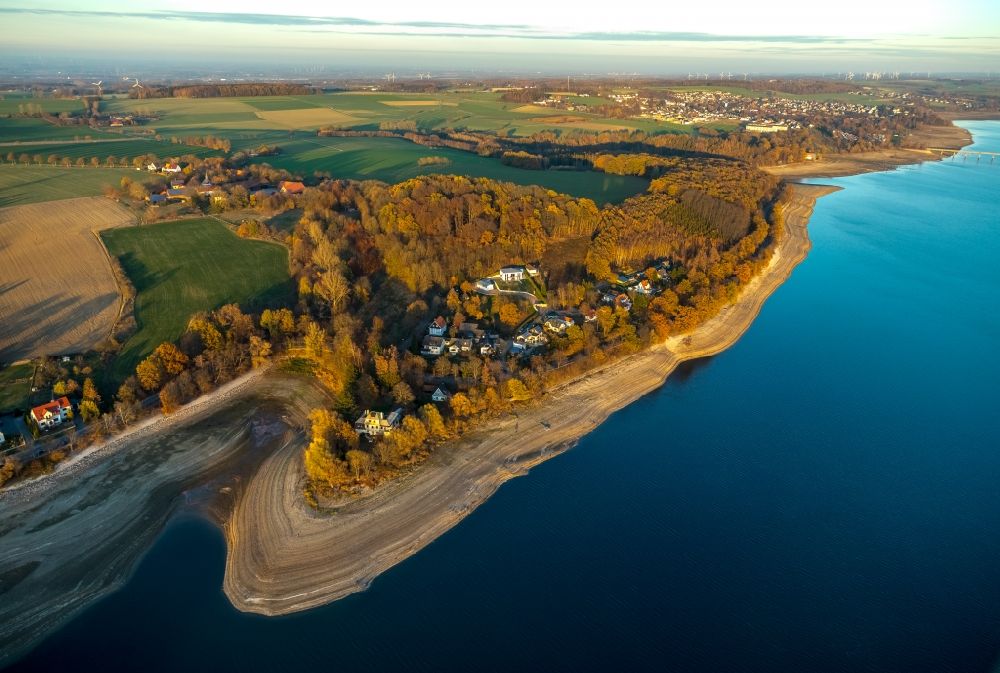 Möhnesee from the bird's eye view: Low water level and lack of water caused the shoreline areas to be exposed of Stausees on Moehnetalsperre in Moehnesee in the state North Rhine-Westphalia, Germany