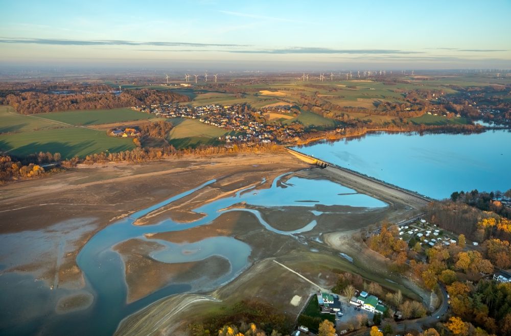 Aerial image Möhnesee - Low water level and lack of water caused the shoreline areas to be exposed of Stausees on Moehnetalsperre in Moehnesee in the state North Rhine-Westphalia, Germany