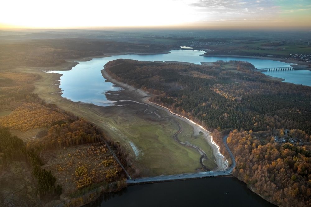 Aerial photograph Möhnesee - Low water level and lack of water caused the shoreline areas to be exposed of Stausees on Moehnetalsperre in Moehnesee in the state North Rhine-Westphalia, Germany