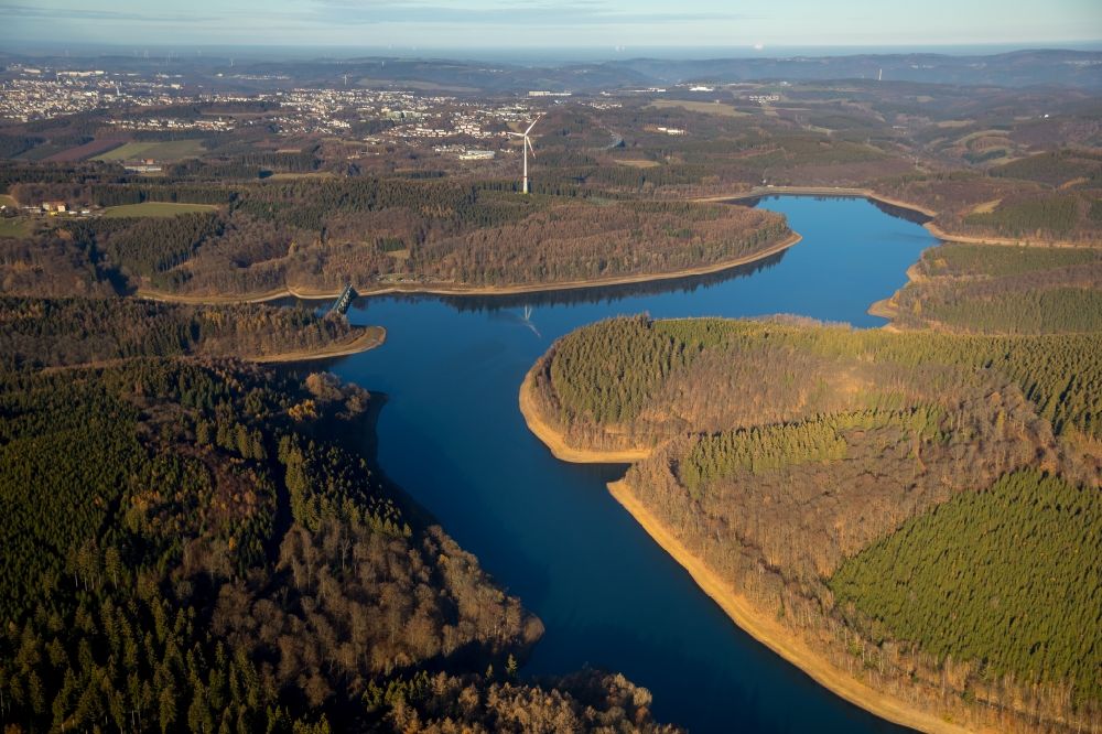 Lüdenscheid from the bird's eye view: Low water level and lack of water caused the shoreline areas to be exposed of Versetalsperre in Luedenscheid in the state North Rhine-Westphalia, Germany