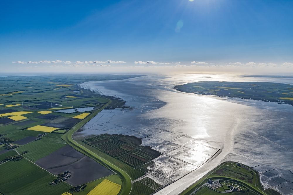 Husum from the bird's eye view: Water surface at the seaside Husumer Bucht in Husum in the state Schleswig-Holstein, Germany
