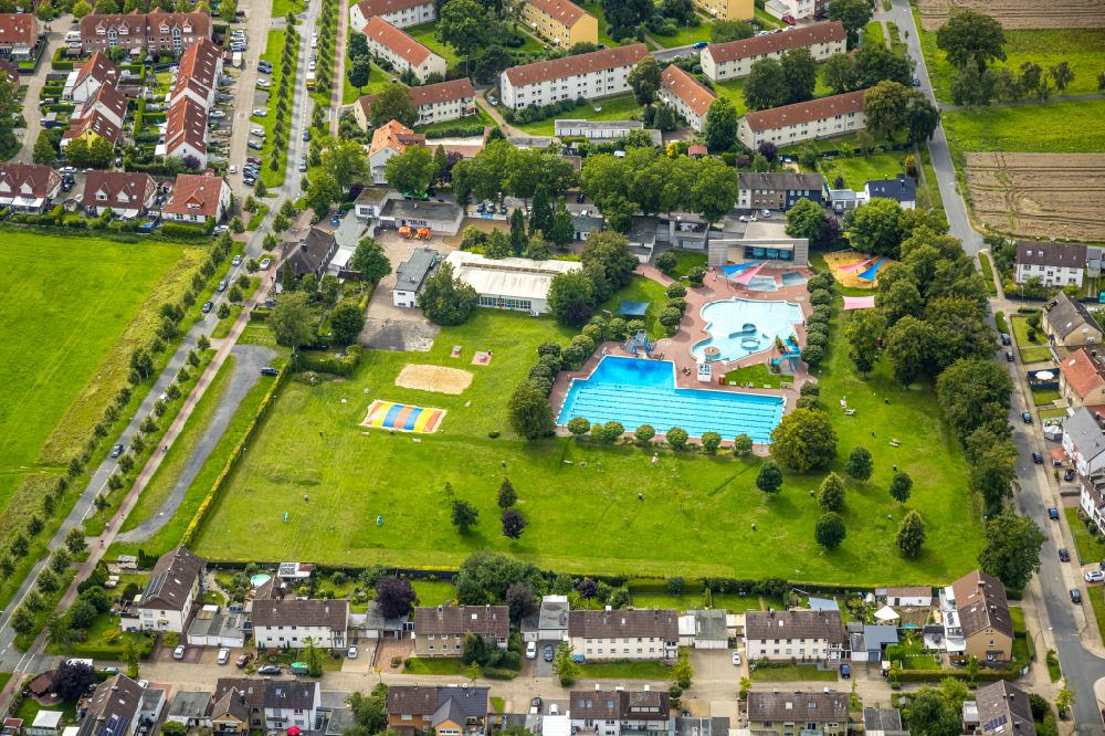 Aerial photograph Ahlen - Waterslide on Swimming pool of the Freibad Ahlen on Buergermeister-Corneli-Ring in Ahlen in the state North Rhine-Westphalia, Germany