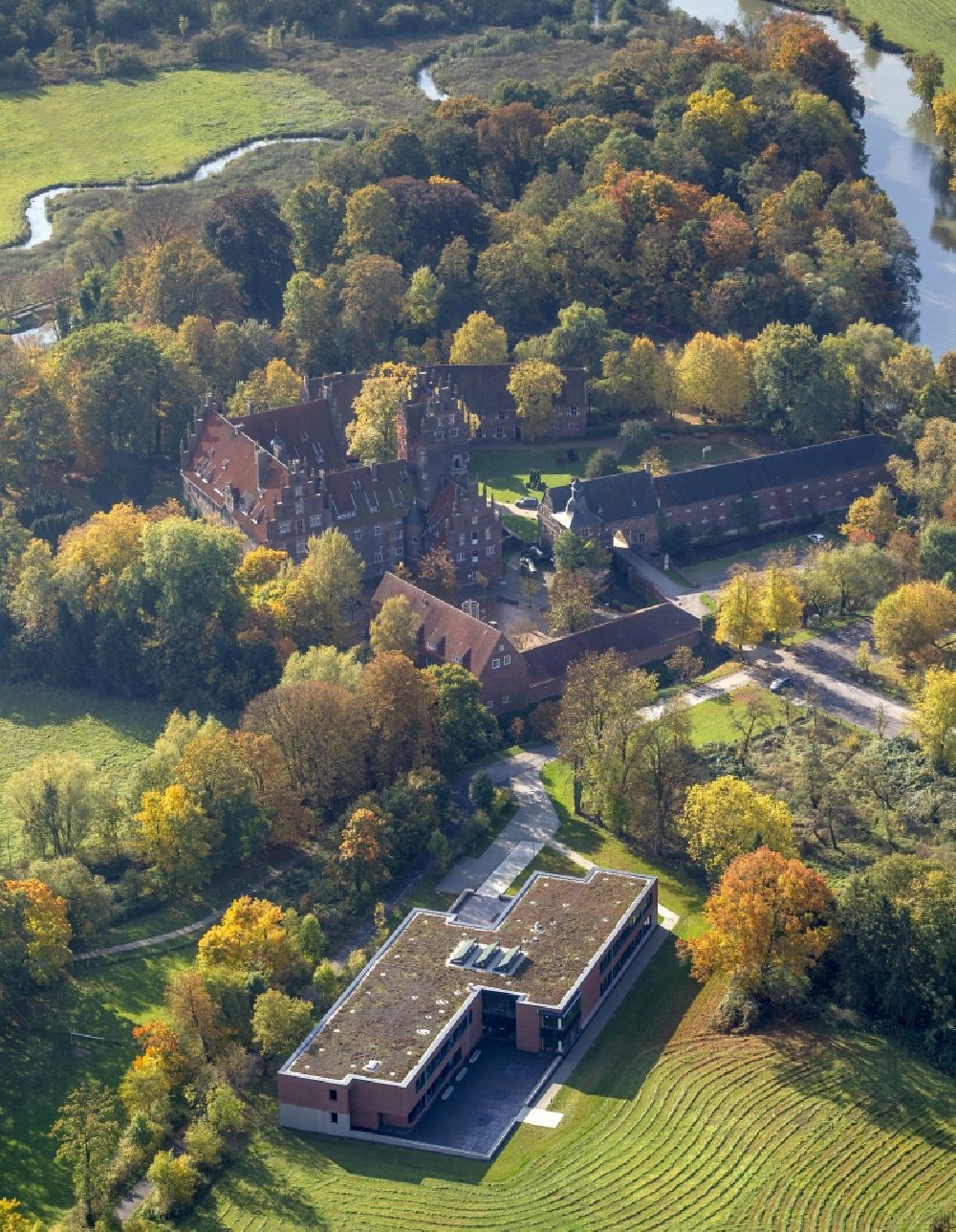 Hamm / Heessen from the bird's eye view: Water Castle and former Knights Castle Heessen seat in the same district of Hamm in North Rhine-Westphalia NRW
