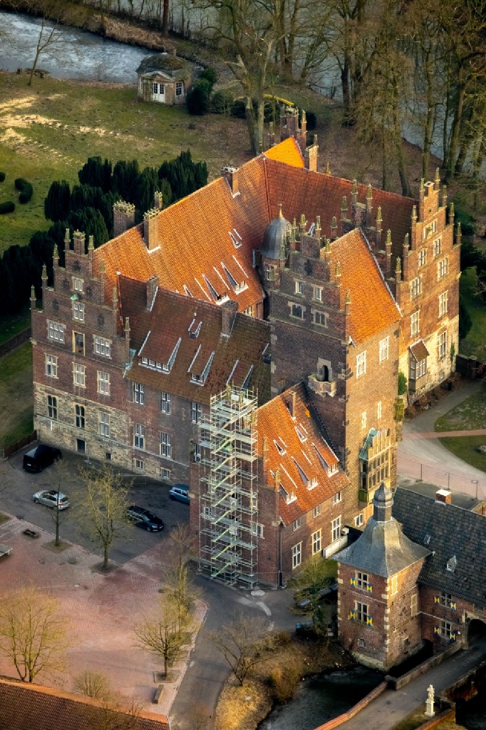 Aerial photograph Hamm - Water Castle and former Knights Castle Heessen seat in the same district of Hamm in North Rhine-Westphalia NRW