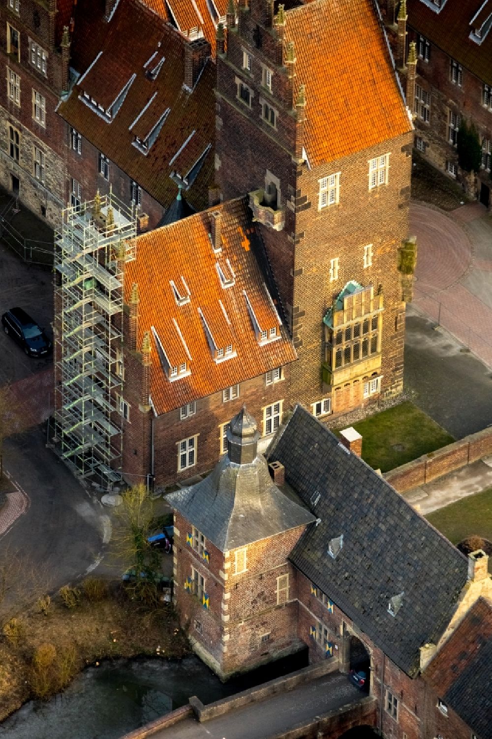 Hamm from the bird's eye view: Water Castle and former Knights Castle Heessen seat in the same district of Hamm in North Rhine-Westphalia NRW