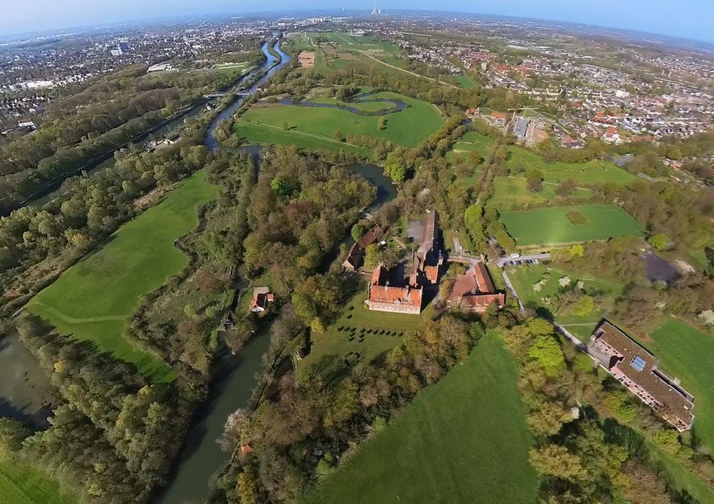 Aerial photograph Hamm - Water Castle and former Knights Castle Heessen seat in the same district of Hamm at Ruhrgebiet in North Rhine-Westphalia NRW