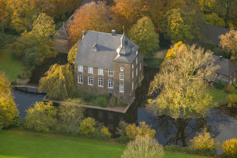 Aerial image Voerde - View of the historic moated castle House Voerde embedded in an autumnal landscape garden at Allee 65 in the state North Rhine-Westphalia