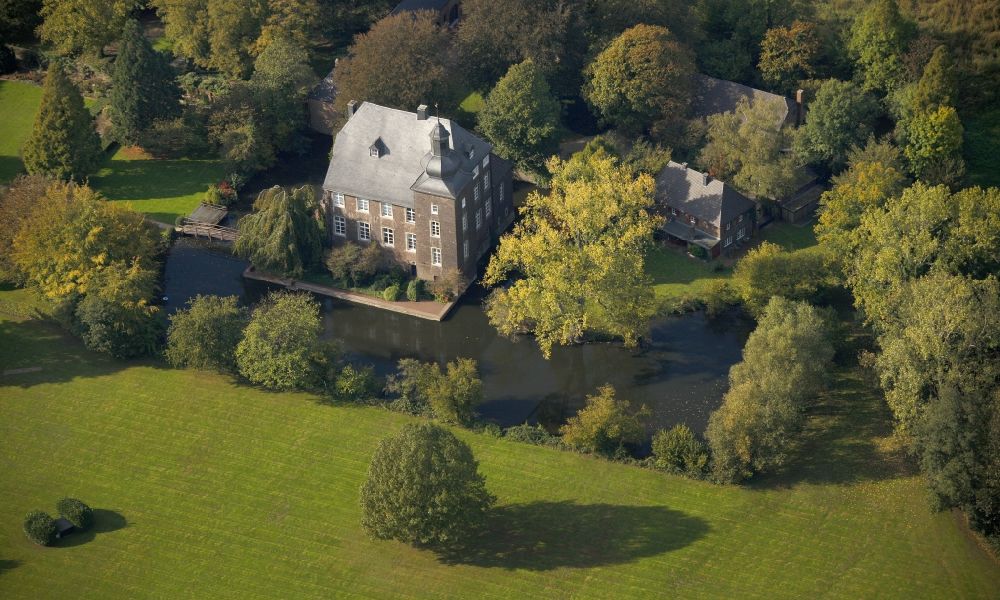 Aerial image Voerde (Niederrhein) - View of the historic moated castle House Voerde embedded in an autumnal landscape garden at Allee 65 in the state North Rhine-Westphalia