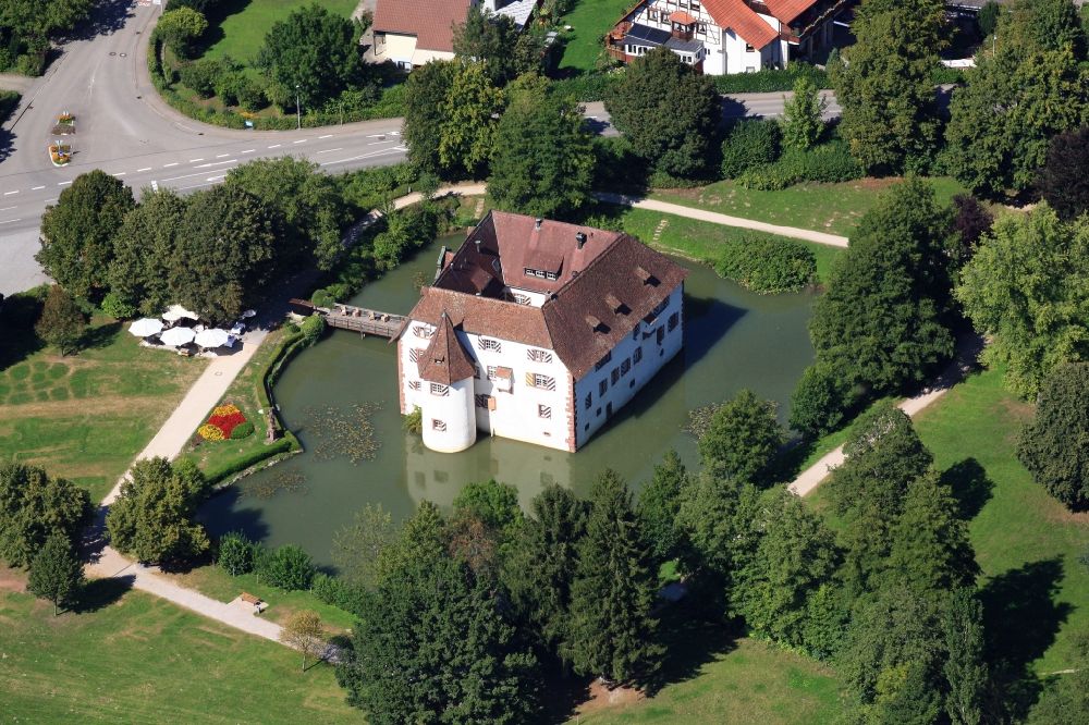 Inzlingen from the bird's eye view: The moated castle Inzlingen in Baden-Wuerttemberg. The moated castle is home for the town hall, a restaurant, meeting rooms and a ballroom