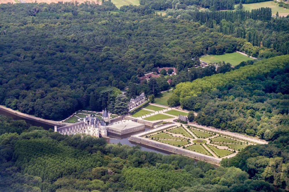 Aerial photograph Chenonceaux - The Chateau de Chenonceau is a surge in the French resort of Chenonceaux in the Indre-et-Loire region Centre