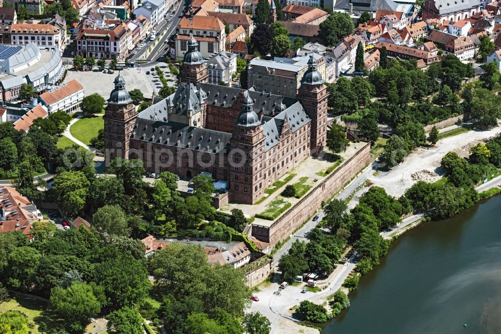 Aschaffenburg from the bird's eye view: Building and castle park systems of water castle Johannisburg in Aschaffenburg in the state Bavaria