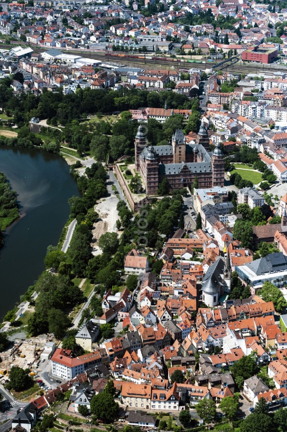 Aschaffenburg from the bird's eye view: Building and castle park systems of water castle Johannisburg in Aschaffenburg in the state Bavaria