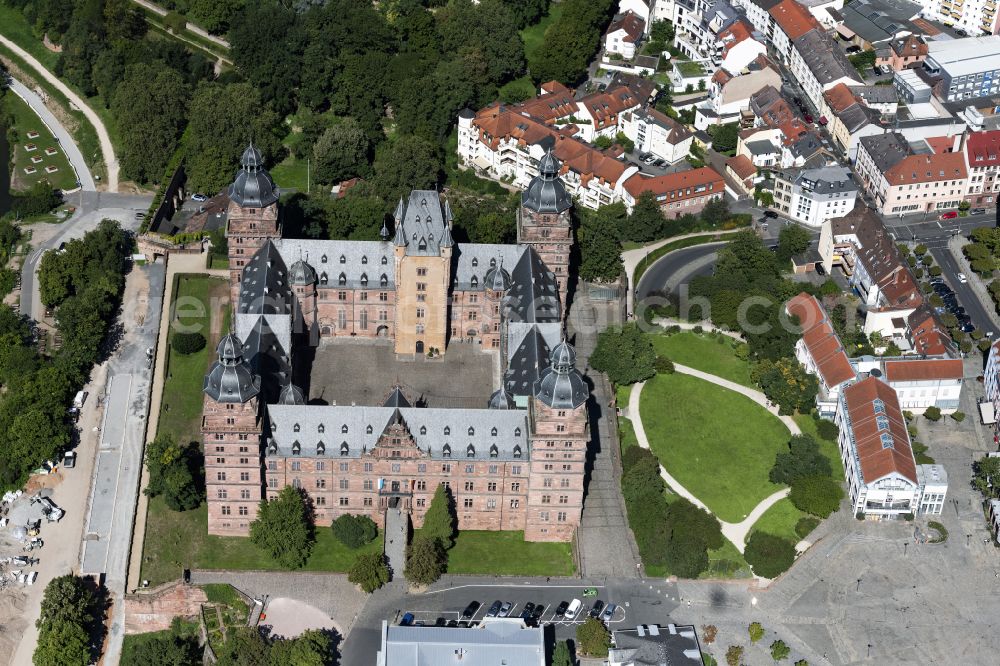 Aerial image Aschaffenburg - Building and castle park systems of water castle Johannisburg on place Schlossplatz in Aschaffenburg in the state Bavaria