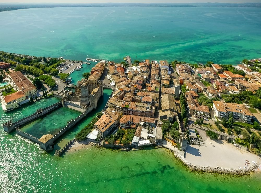 Aerial photograph Sirmione - Building of water castle Scaligerburg - Castello Scaligero on the headland Sirmione in Lombardia, Italy
