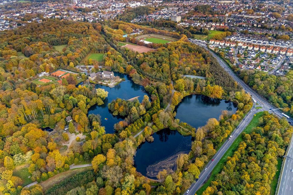 Aerial photograph Gladbeck - Autumnal vegetation view of moated castle Schloss Wittringen with castle park and ponds in Gladbeck in the Ruhr area in the state of North Rhine-Westphalia - NRW, Germany