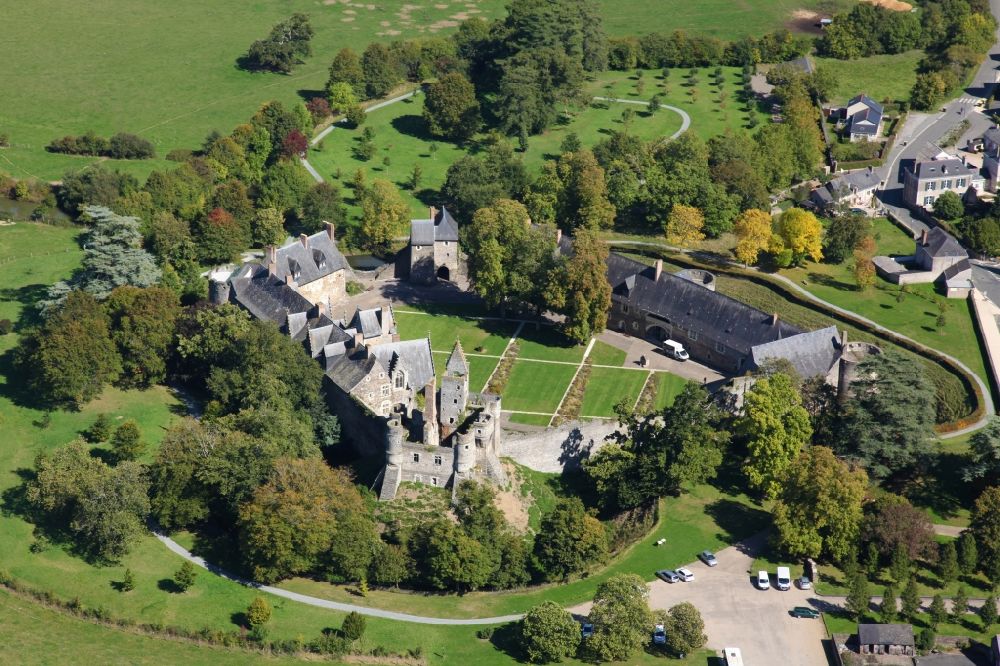 Aerial photograph Longuenee en Anjou - Building and castle park of water castle Le Plessis Mace in Longuenee en Anjou (former Le Plessis Mace) in Pays de la Loire, France