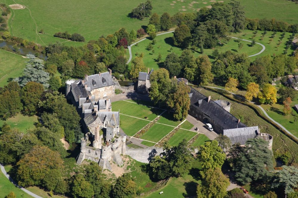 Longuenee en Anjou from the bird's eye view: Building and castle park of water castle Le Plessis Mace in Longuenee en Anjou (former Le Plessis Mace) in Pays de la Loire, France