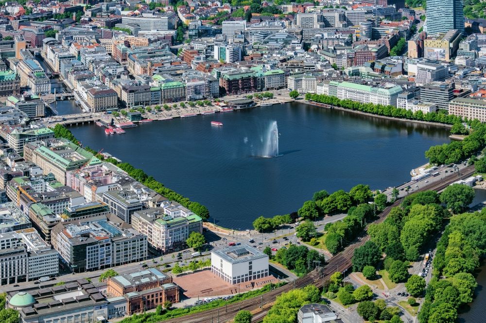 Hamburg from the bird's eye view: Water - fountain on Binnenalster in Hamburg in Germany