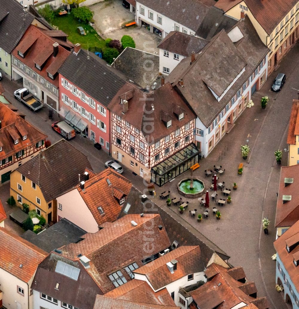 Ettenheim from the bird's eye view: Water - fountain in the and Aussen Gastronomie in Ettenheim in the state Baden-Wurttemberg, Germany