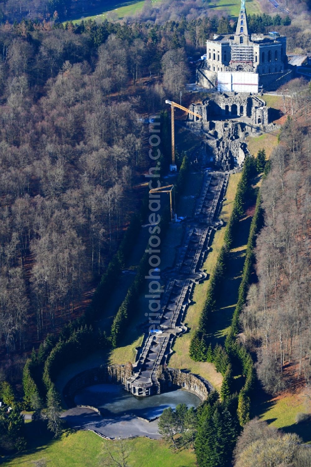 Kassel from the bird's eye view: Water - fountain in the Bergpark Wilhelmshoehe with Neptungrotte and Teufelsbruecke in the district Bad Wilhelmshoehe in Kassel in the state Hesse, Germany
