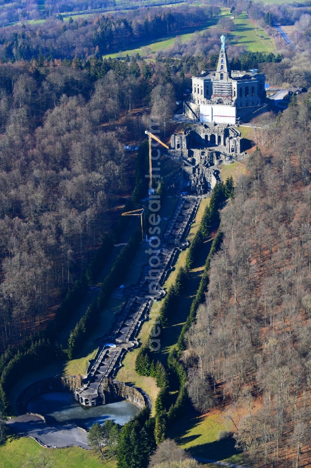 Aerial image Kassel - Water - fountain in the Bergpark Wilhelmshoehe with Neptungrotte and Teufelsbruecke in the district Bad Wilhelmshoehe in Kassel in the state Hesse, Germany