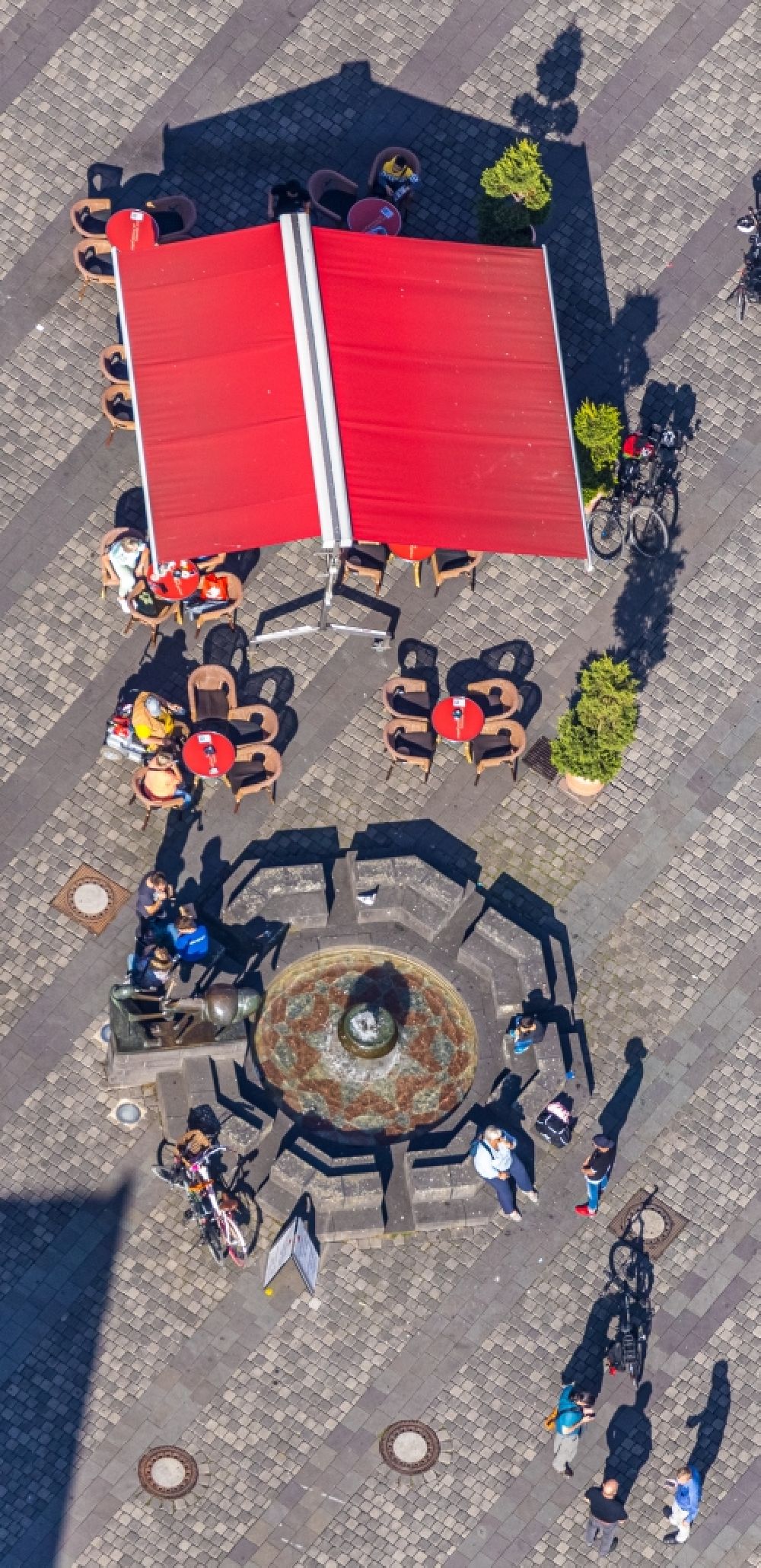 Unna from above - Water - fountain of Eselsbrunnen on Markt in Unna in the state North Rhine-Westphalia, Germany