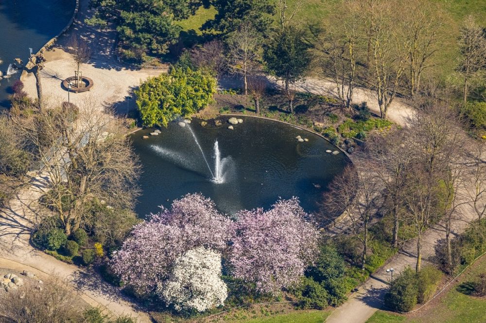 Wesel from the bird's eye view: Water - fountain in HeubergPark in Wesel at Ruhrgebiet in the state North Rhine-Westphalia, Germany