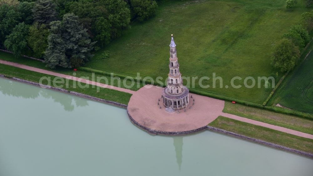 Amboise from the bird's eye view: Water - fountain on Pagode Chanteloup in Amboise in Centre-Val de Loire, France