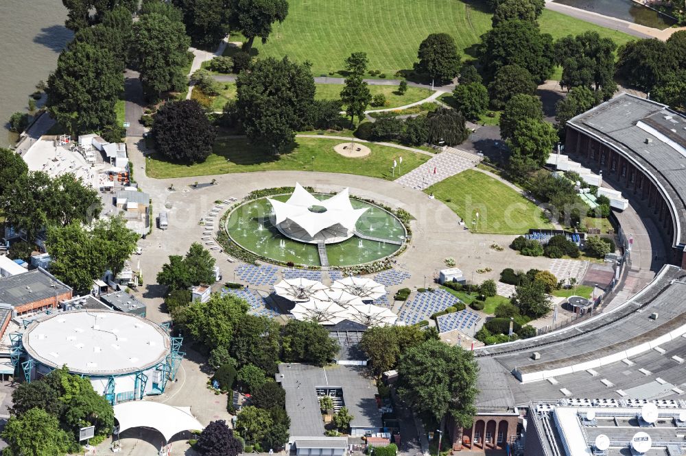 Köln from the bird's eye view: Water - fountain in the Tanzbrunnen Koeln on Rheinparkweg in the district Innenstadt in Cologne in the state North Rhine-Westphalia, Germany