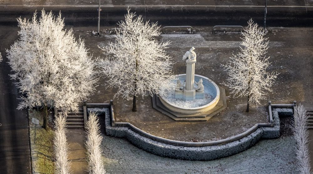 Hamm from above - Water games fountain with trees in the winter hoarfrost of the Ostring - Park on Otto-Krafft-Platz in the district Heessen in Hamm in the Ruhr area in the state North Rhine-Westphalia, Germany