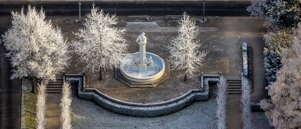Hamm from the bird's eye view: Water games fountain with trees in the winter hoarfrost of the Ostring - Park on Otto-Krafft-Platz in the district Heessen in Hamm in the Ruhr area in the state North Rhine-Westphalia, Germany