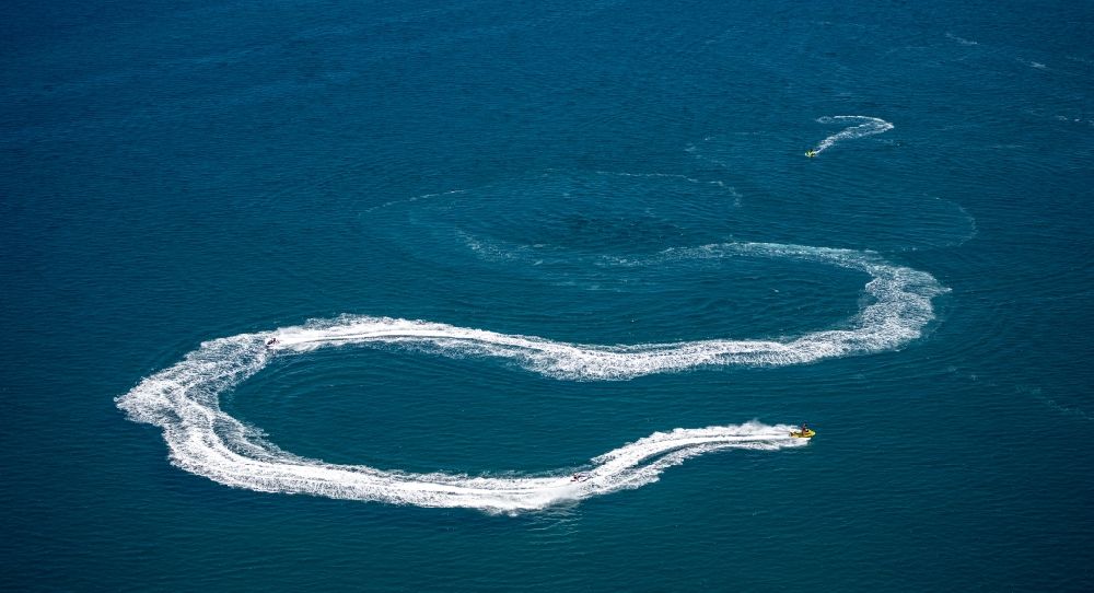 Aerial image Agde - By waves and foam crests of watersports curves and circular drive with turbulence Mediterranean surface water off the coast in Agde in France