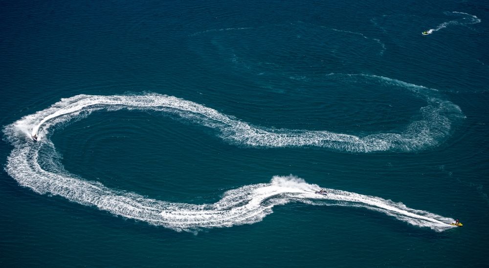 Aerial photograph Agde - By waves and foam crests of watersports curves and circular drive with turbulence Mediterranean surface water off the coast in Agde in France