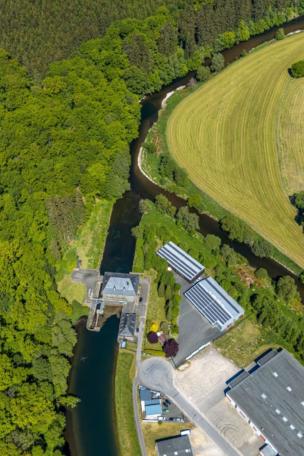 Finnentrop from above - Structure and dams of the waterworks and hydroelectric power plant on Industriestrasse in the district Lenhausen in Finnentrop in the state North Rhine-Westphalia, Germany
